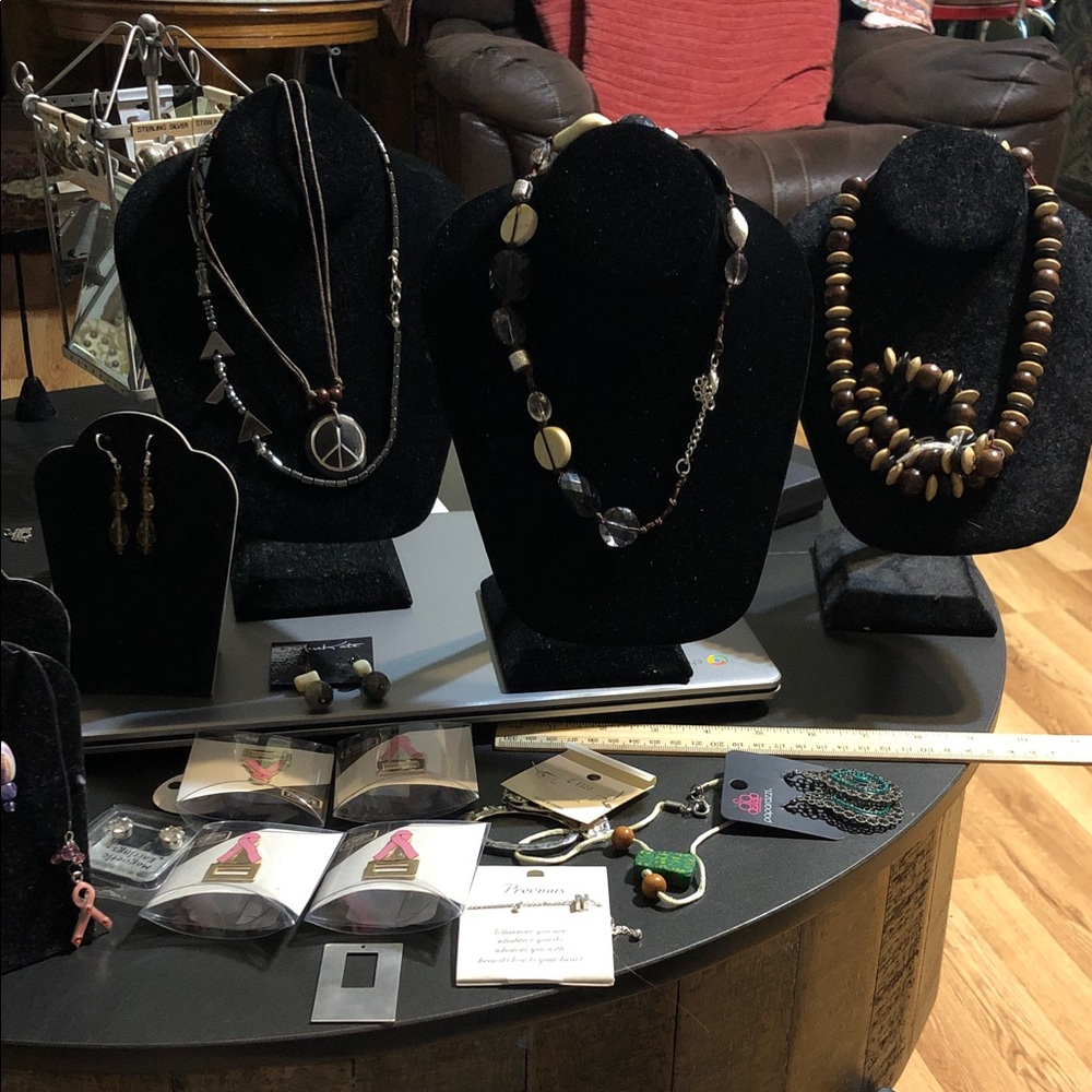 Vtg. 80’s women’s mixed 32 pc lot of jewelry some still on card